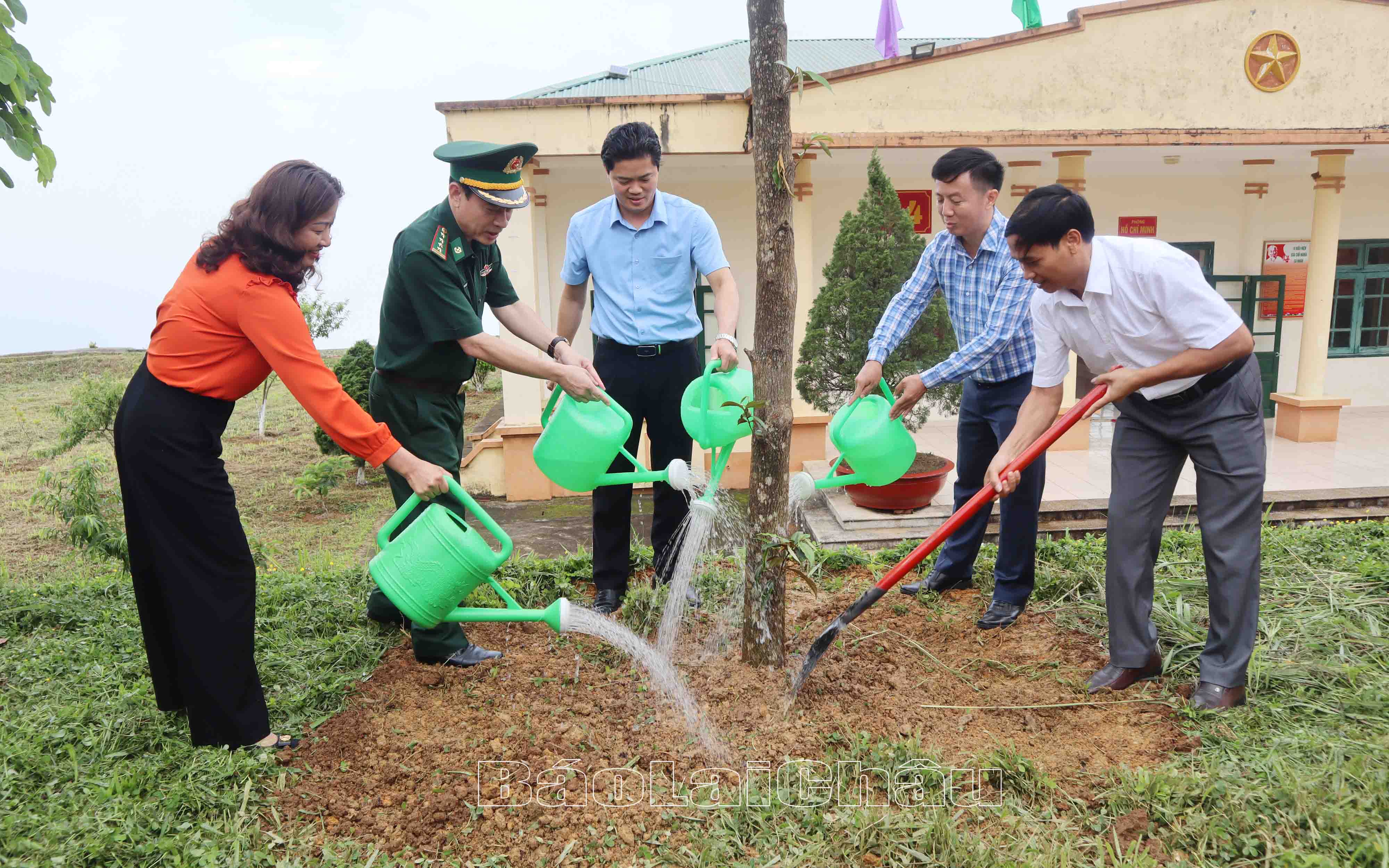 Đồng chí Vũ Mạnh Hà - Ủy viên dự khuyết Ban Chấp hành Trung ương Đảng, Phó Bí thư Tỉnh ủy, lãnh đạo Bộ Chỉ huy Bộ đội Biên phòng tỉnh, huyện Phong Thổ trồng cây lưu niệm tại Đồn Biên phòng Sin Suối Hồ.